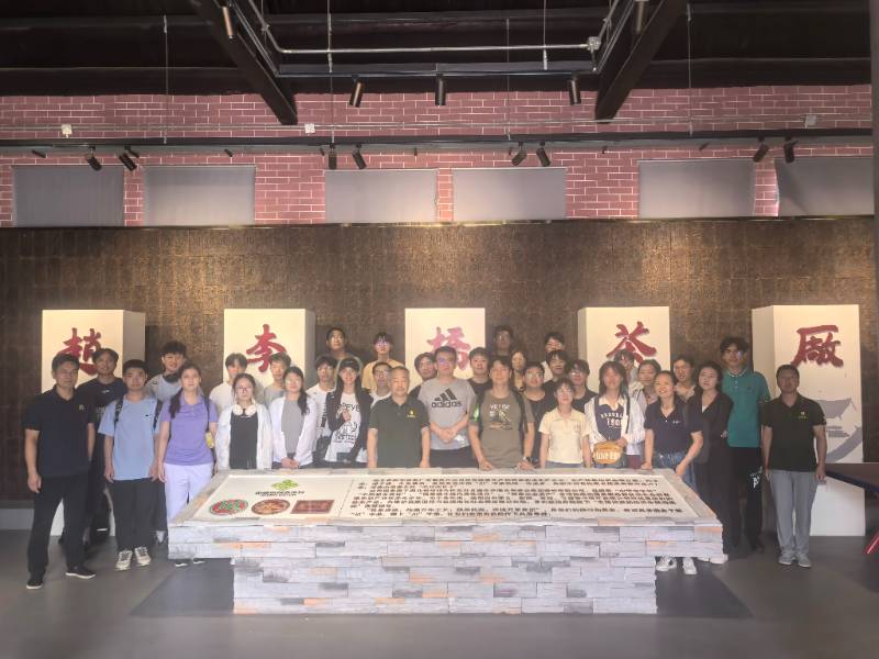 產(chǎn)學(xué)研聯(lián)動(dòng)！高校團(tuán)隊(duì)走進(jìn)趙李橋茶廠探尋茶韻