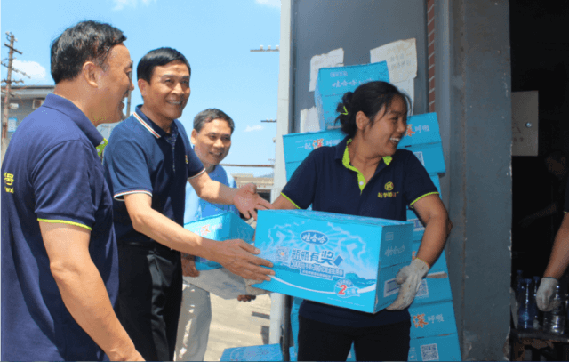 夏日炎炎送清涼，真情暖暖感人心