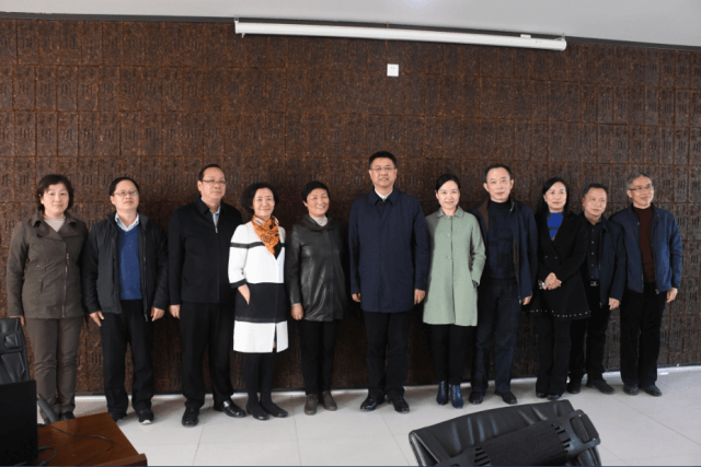 湖北省商務(wù)廳黨組書記、廳長秦軍一行到趙李橋茶廠調(diào)研