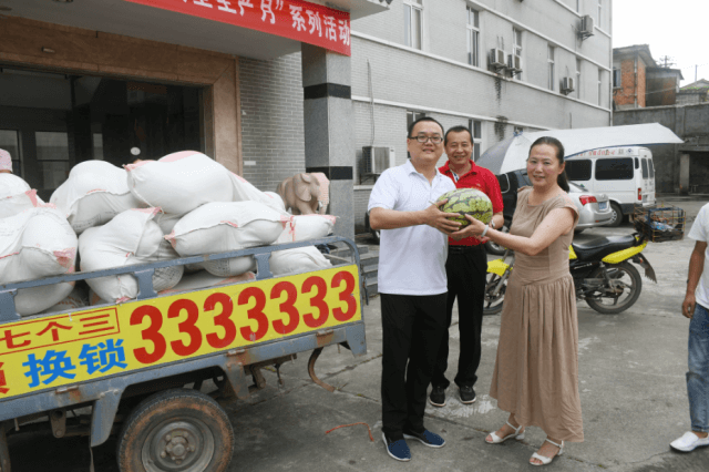 赤壁總工會(huì)開(kāi)展“送清涼”活動(dòng)