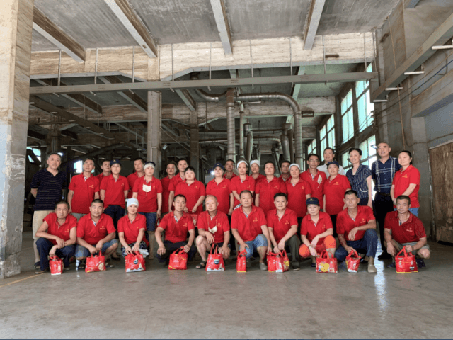 湖北省直機(jī)關(guān)工會主任陳愛民深入趙李橋茶廠開展“夏季送清涼”活動