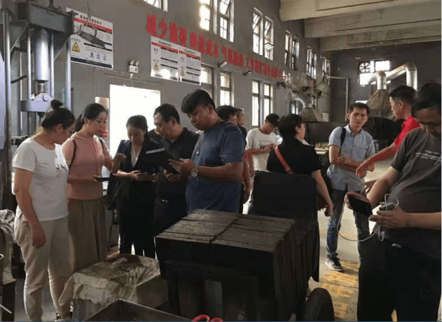 【圍觀】中央電視臺(tái)攝制組來湖北省趙李橋茶廠拍攝取景