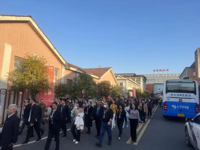 百年老廠喜迎八方來(lái)客 萬(wàn)里茶道香飄一片青磚